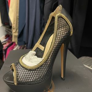 Size 5 woman’s shoes.